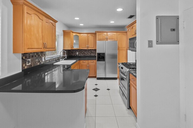 Building Photo - 2608 NE 12th St