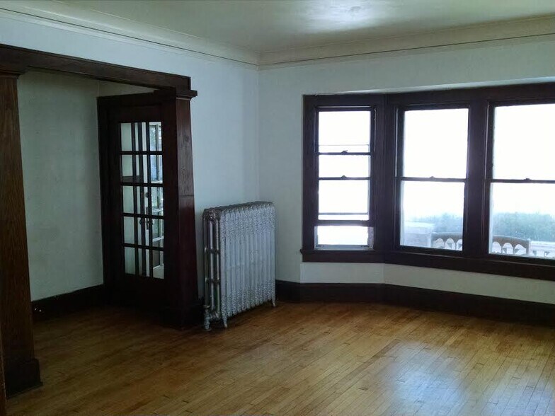 Living rm - 2957 N Frederick Ave