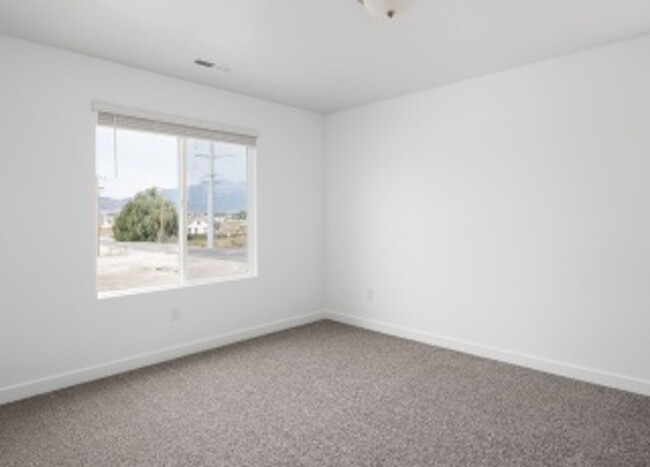 Building Photo - Like New 3 Bd 2.5 Bath Townhome