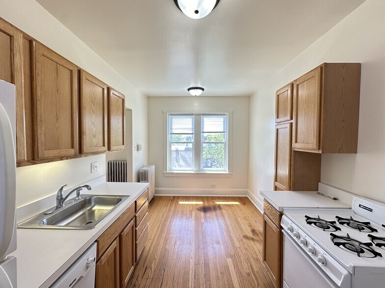 Building Photo - 2856 W Cullom Ave