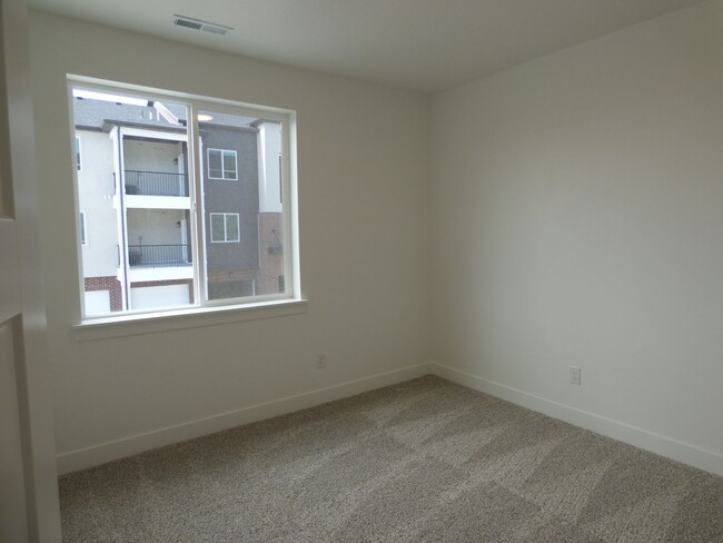 Building Photo - Like New 3 Bd 2 Ba Condo With Garage