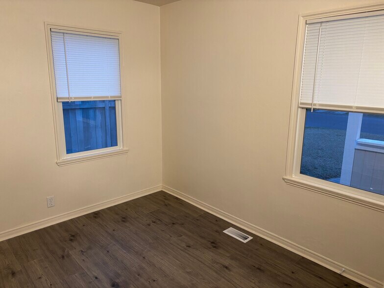 Building Photo - 10105 N Wesley Rd