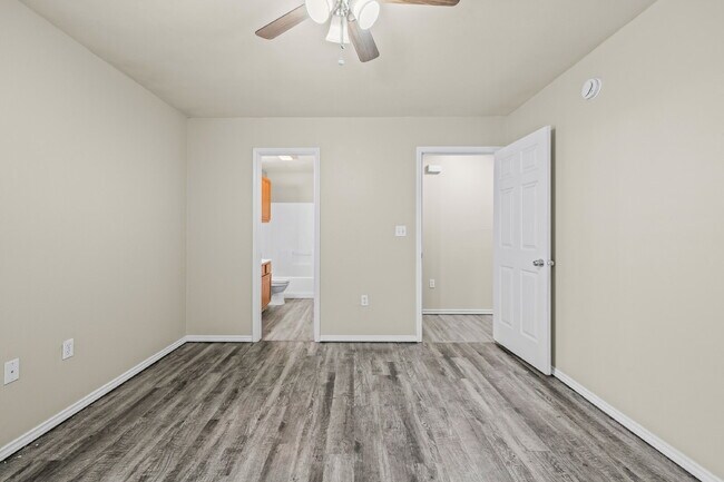Building Photo - Spacious 3-Bed, 3-Bath Duplex – Awaits!
