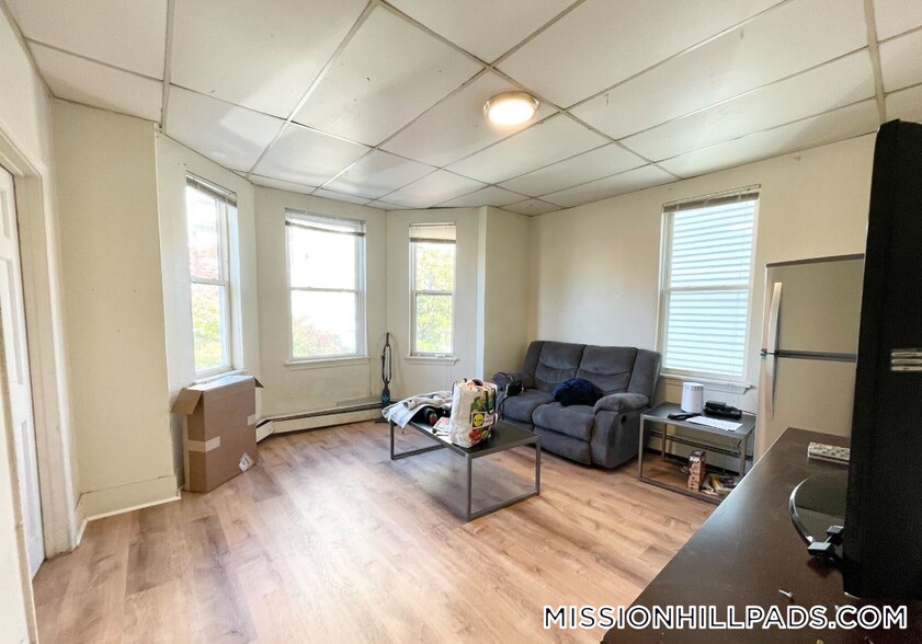 Building Photo - 1572 Tremont St
