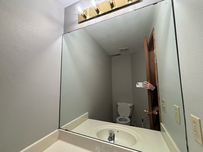 Building Photo - 2 Bedroom 1.5 Bath Spacious Townhome