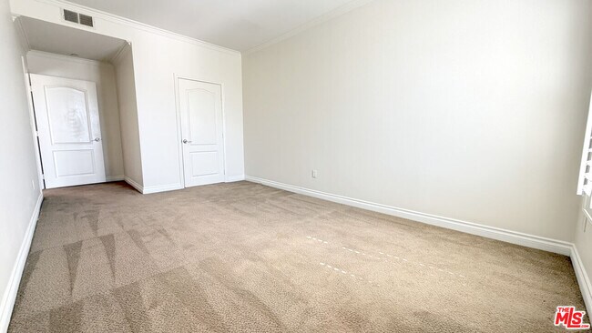 Building Photo - 956 S Wilton Pl