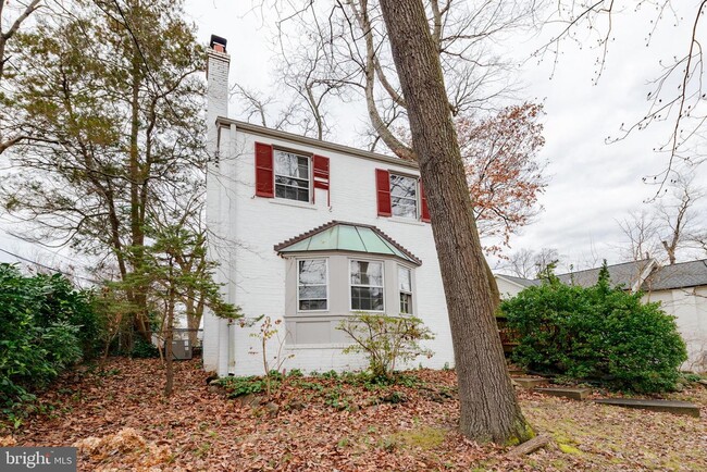 Building Photo - 4914 Crescent St