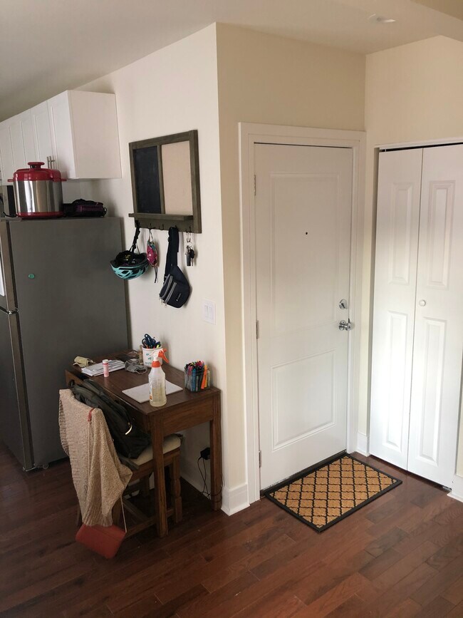 Building Photo - 4424-4432 N Wolcott Ave