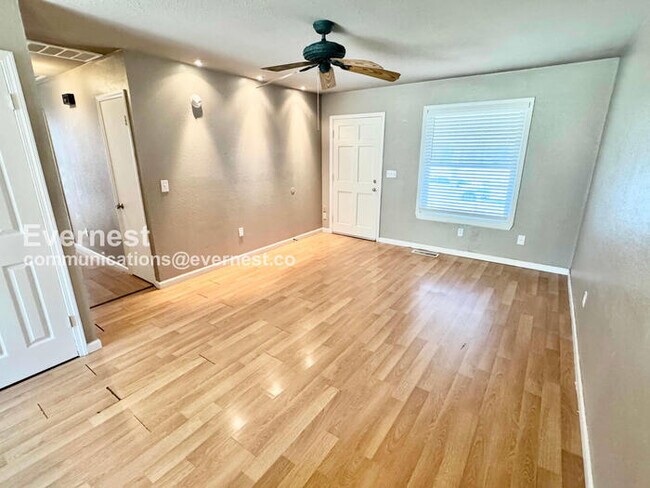 Building Photo - 3-Bed, 1.5-Bath Home with Garage / Pet-Friendly / Available now!