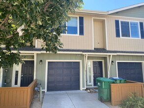 Building Photo - Fantastic 2 Bedroom 2.5 Bath Near UNR!