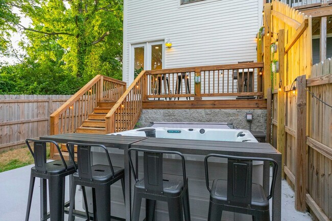 Building Photo - 559 Veritas St