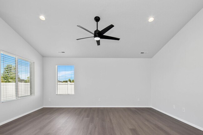 Building Photo - $200.00 Move in Special for September / Oc...