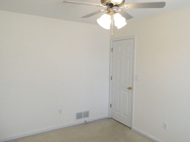 Building Photo - 3 Bed, 2 Bath Home; off Creasy Springs Rd