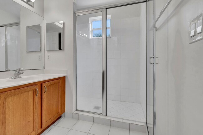 Building Photo - 4 BEDROOMS 3.5 BATHROOMS!! GATED COMMUNITY