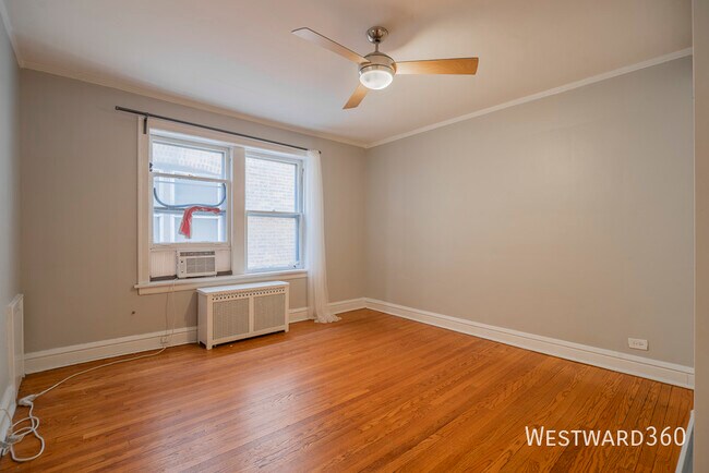 Building Photo - 7447 N Hoyne-2