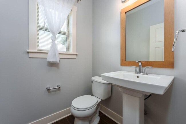 Building Photo - 4 Bedroom Home in Applegate Trails