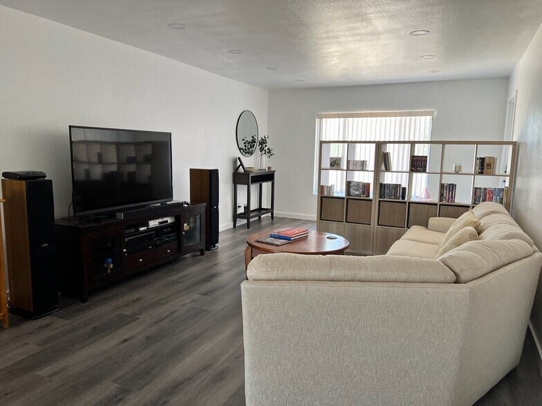 Living Room - 907 E Broadmor Dr