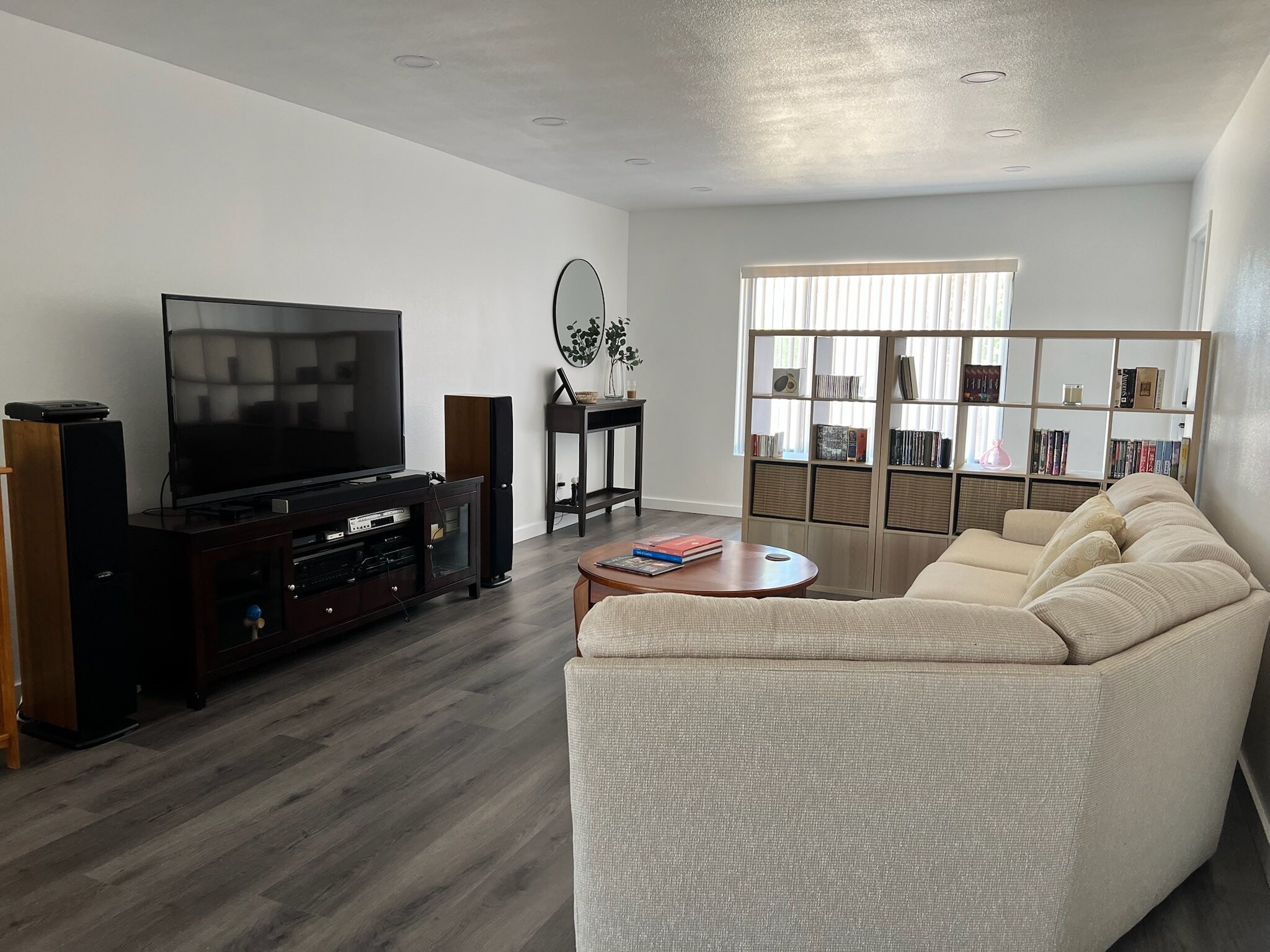 Living Room - 907 E Broadmor Dr