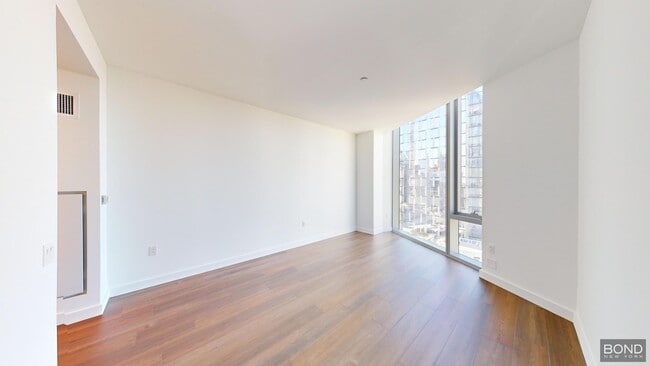 Building Photo - 635 W 59th St