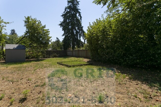 Building Photo - 2 Bedroom Home Available in Southeast Wood...
