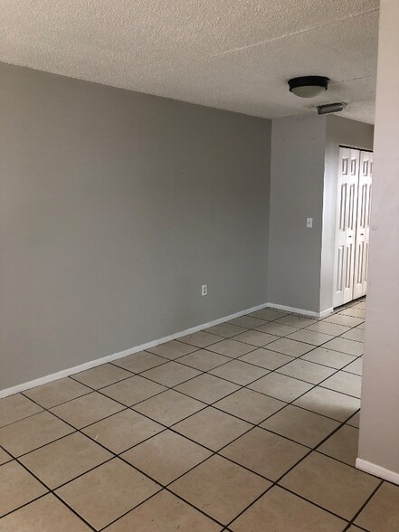 Building Photo - 713 S Daytona Ave