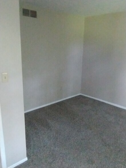 Building Photo - 19 Greentree Cir