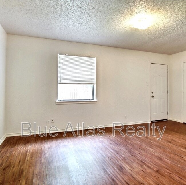 Building Photo - 6859 S Creek Dr
