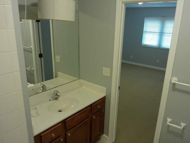 Building Photo - MOVE IN SPECIAL - Great Location near KU and Westport! Adorable CONDO for RENT NOW!