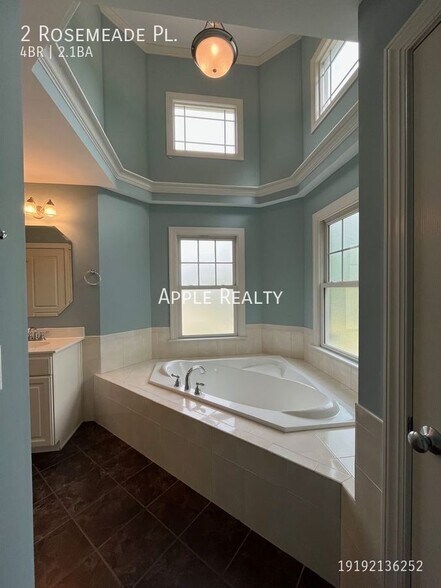 Building Photo - 2 Rosemeade Pl