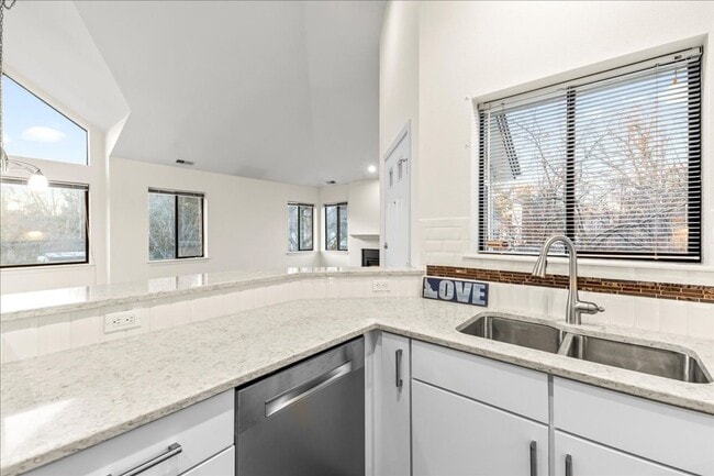 Building Photo - 2-bedroom 2-bathroom condo, located steps from the Boise River Greenbelt