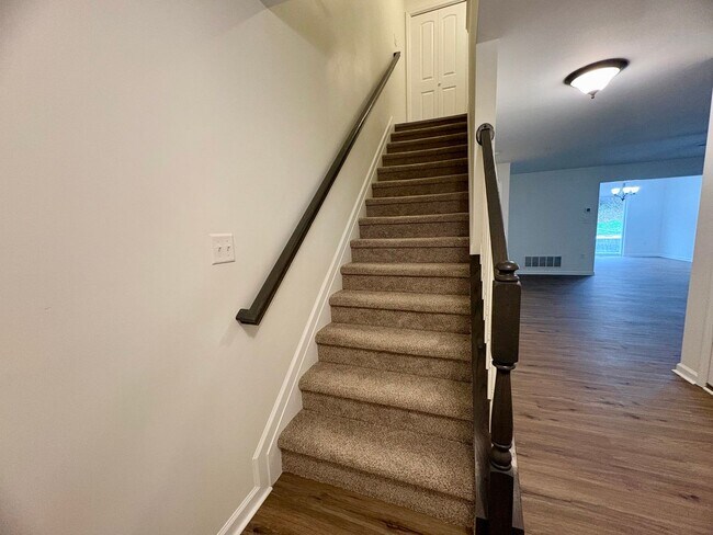 Building Photo - 3 Bedroom 2.5 Bathroom Townhome in Mechanicsburg!