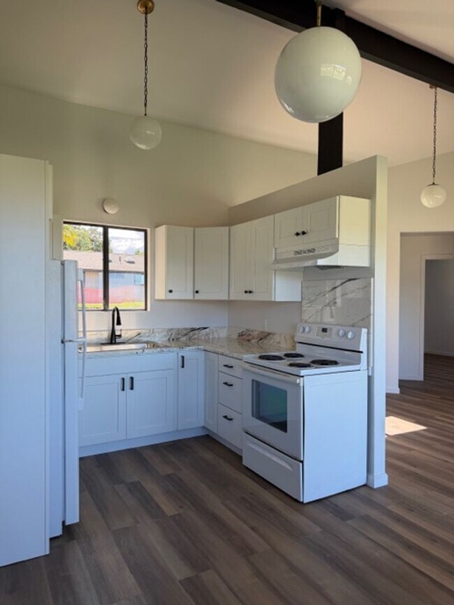 Building Photo - 75 Kaupea St