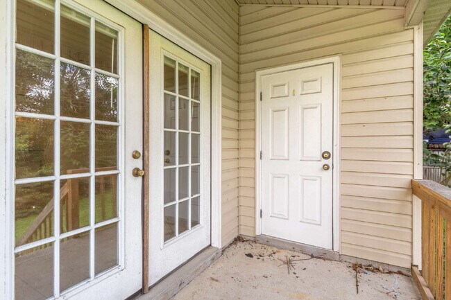 Building Photo - 1 bedroom and 1 bathroom in a 3x3 duplex STEPS AWAY FROM CAMPUS