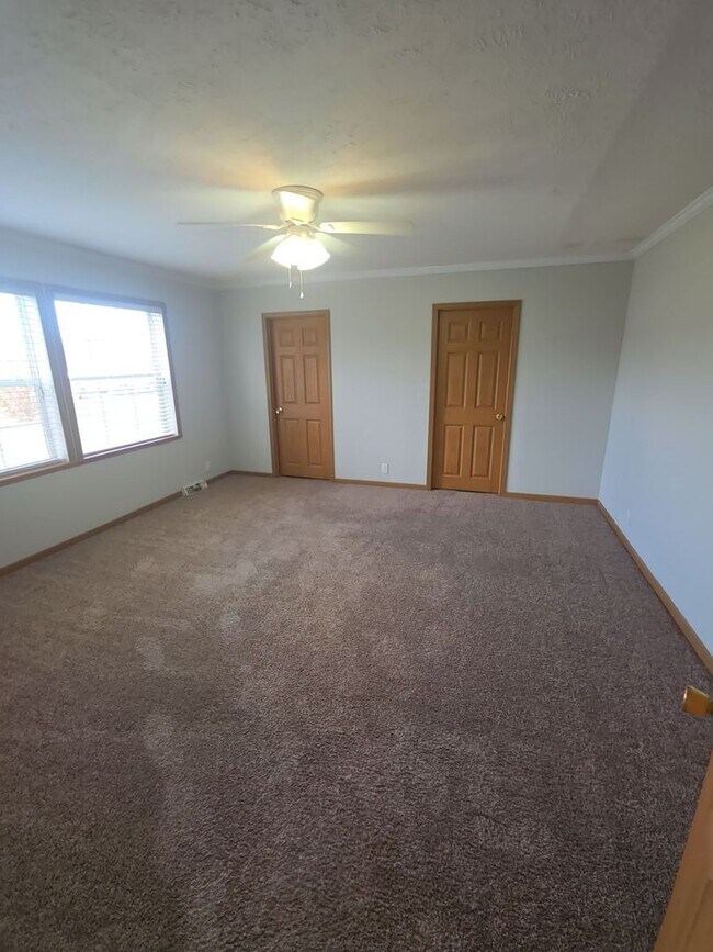 Building Photo - 124 Lake Ln