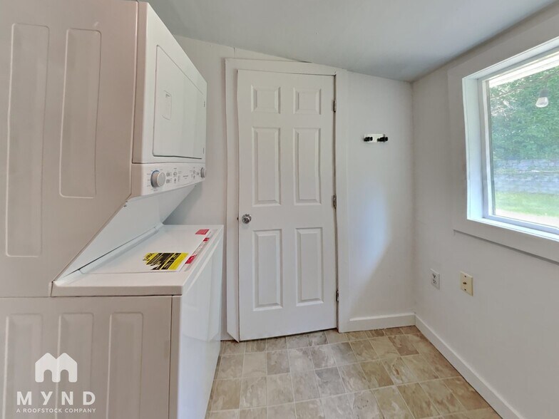 Building Photo - 904 Ferndale Cir NE