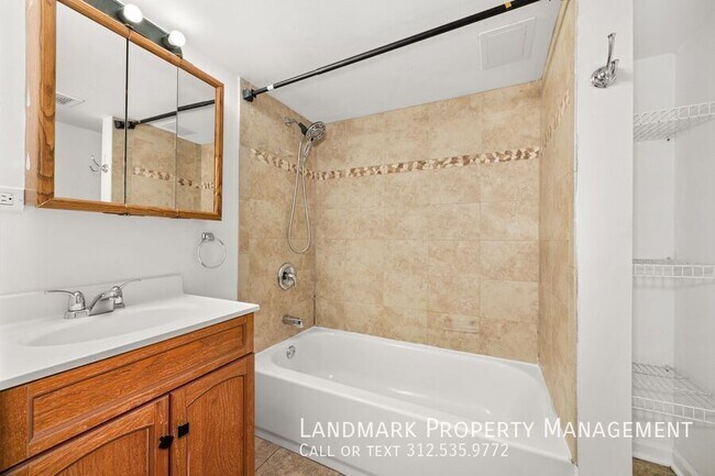 Building Photo - 4144 N Mozart-Garden unit
