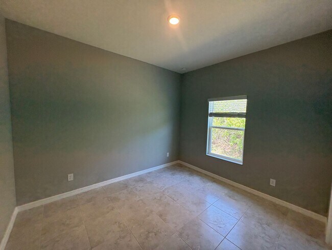 Building Photo - 3 Bed, 2 Bath Home with Screened Lanai & S...