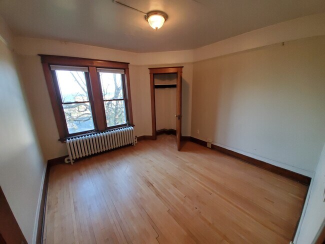 Building Photo - AVAILABLE NOW - Spread out in 3 level living!