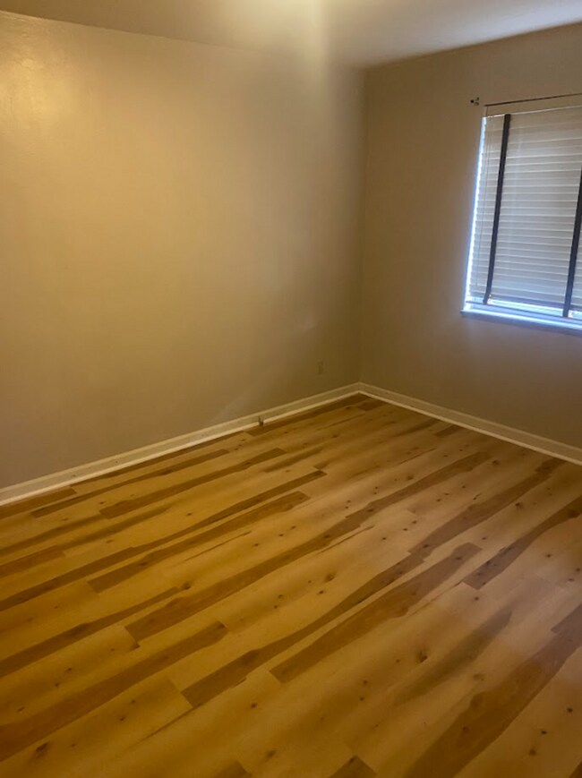 Building Photo - 1008-1010 W Dorothy Ln