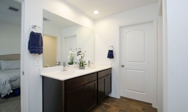 Building Photo - 9905 Gln Brk Ln