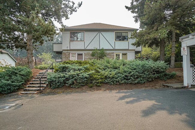 Building Photo - Two bedroom Townhouse near Ashland Community Hospital