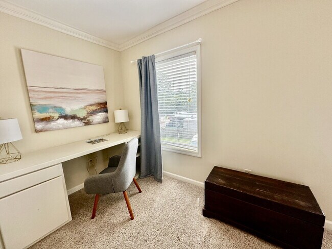 Building Photo - Beautiful Two Bedroom Fully Furnished Townhome Located in Bluffton Village!