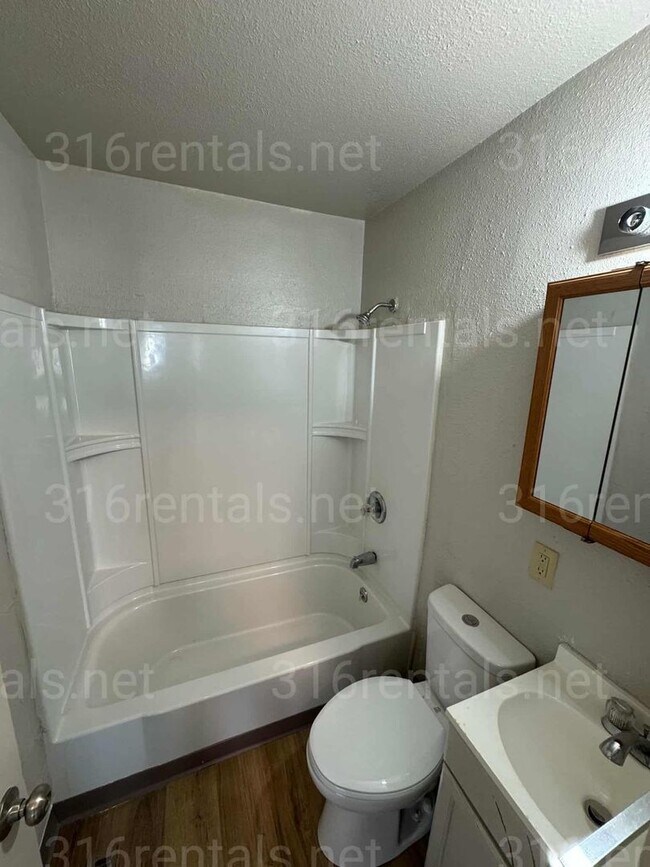 Building Photo - $1050 - 3 bed 1 bath - Single Family Home