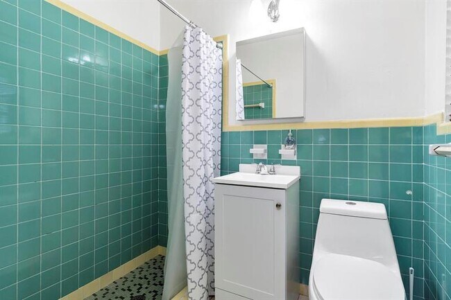 Building Photo - 1030 W 53rd Terrace