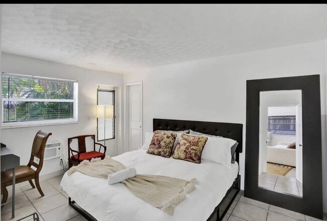 Building Photo - 820 NE 16th Ave