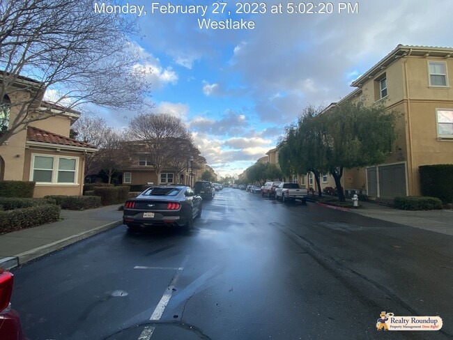Building Photo - Pristine Condo with New Carpet and Dual Master Suites