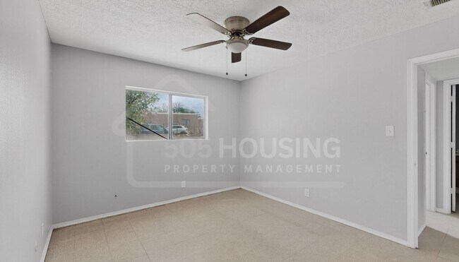 Building Photo - Spacious 2-Bedroom Unit Near Kirtland Air Force Base