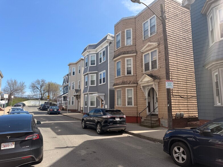 Building Photo - 18 Washburn St