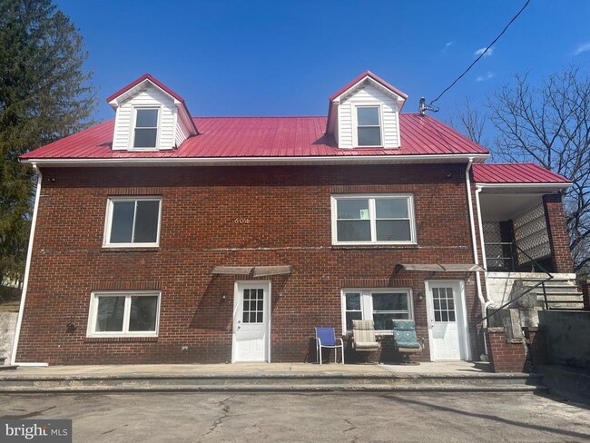 Primary Photo - 604 E Oak St