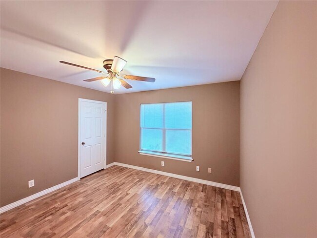 Building Photo - 5915 Sunshine Dr